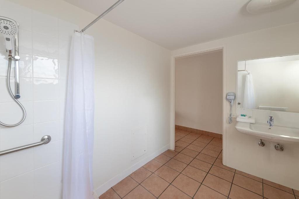 Disability Queen and Single room - Image 3
