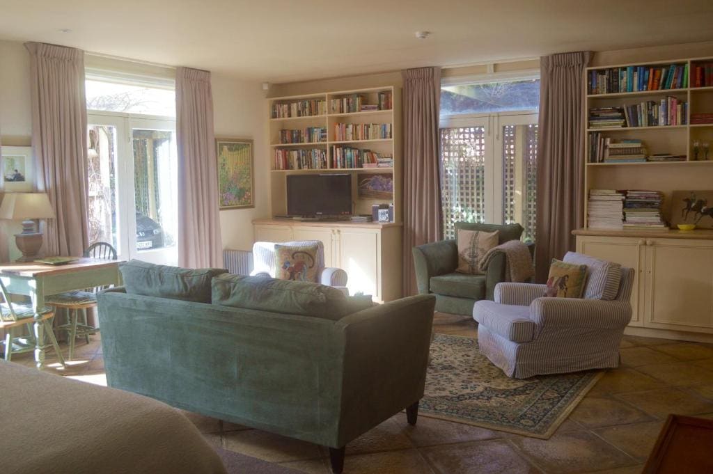One-Bedroom Cottage room - Image 1