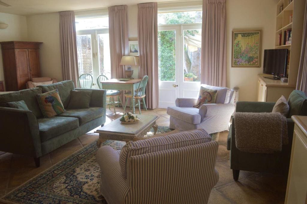 One-Bedroom Cottage room - Image 3