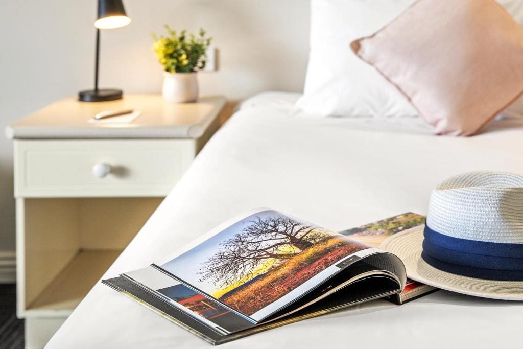 Standard Room with 1 Queen Bed room - Image 2
