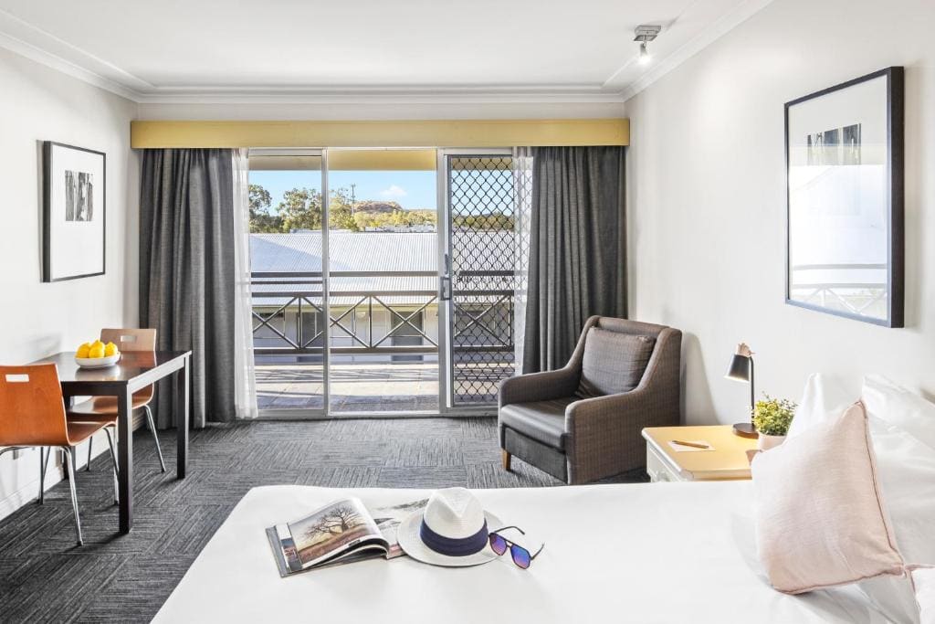 Standard Room with 1 Queen Bed room - Image 3