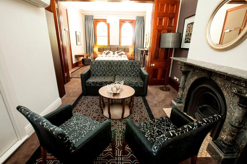 Premium King Room with Balcony room - Image 2
