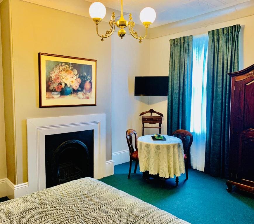 Heritage Queen Suite room - Image 3