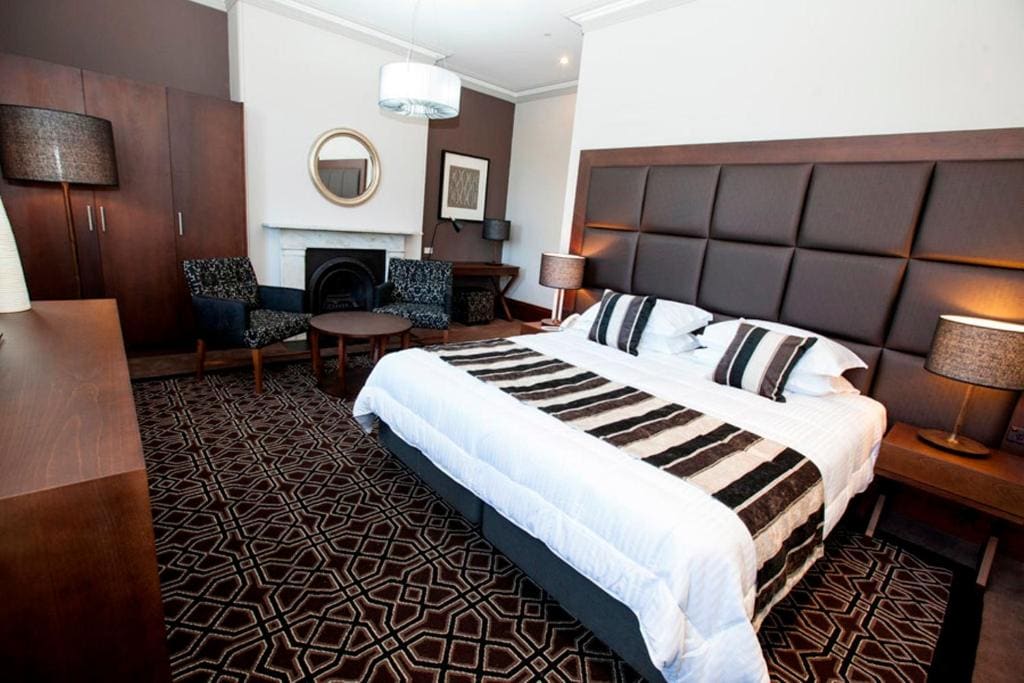 Premium King Room with Balcony room - Image 1