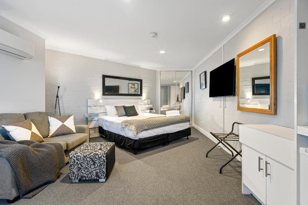 Premium Queen Room with Spa Bath room - Image 1