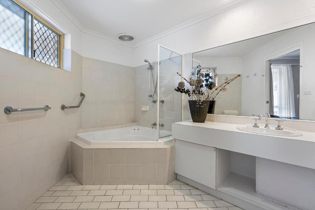 Premium Queen Room with Spa Bath room - Image 2