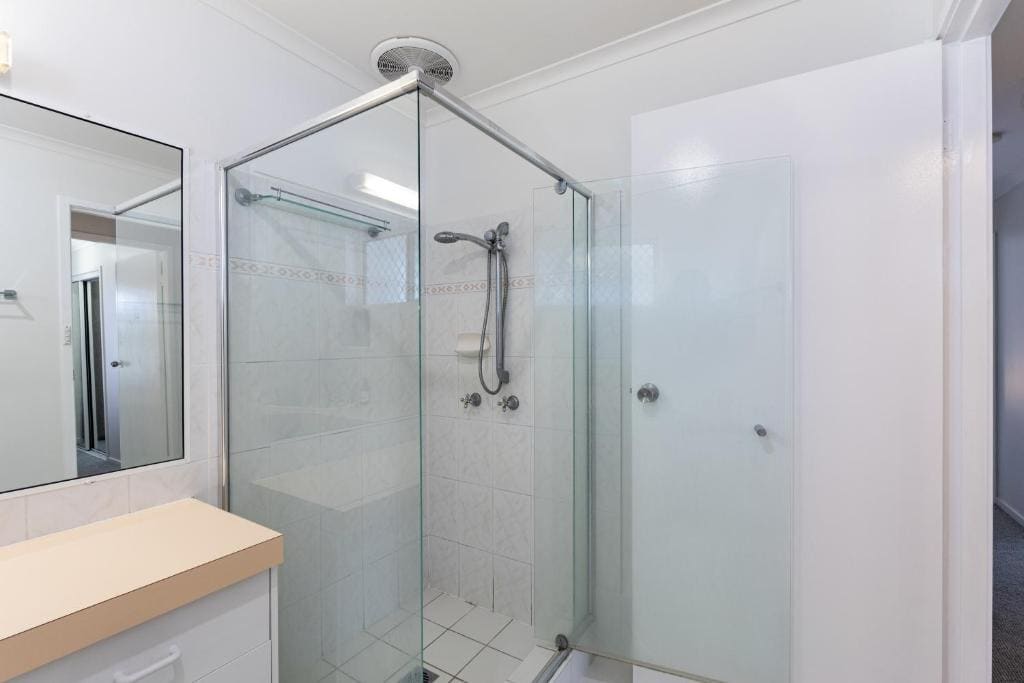 Double Room with Shared Bathroom room - Image 3