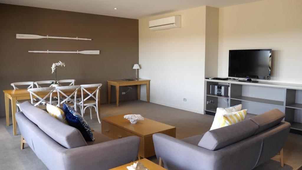 Deluxe Two-Bedroom Apartment room - Image 2