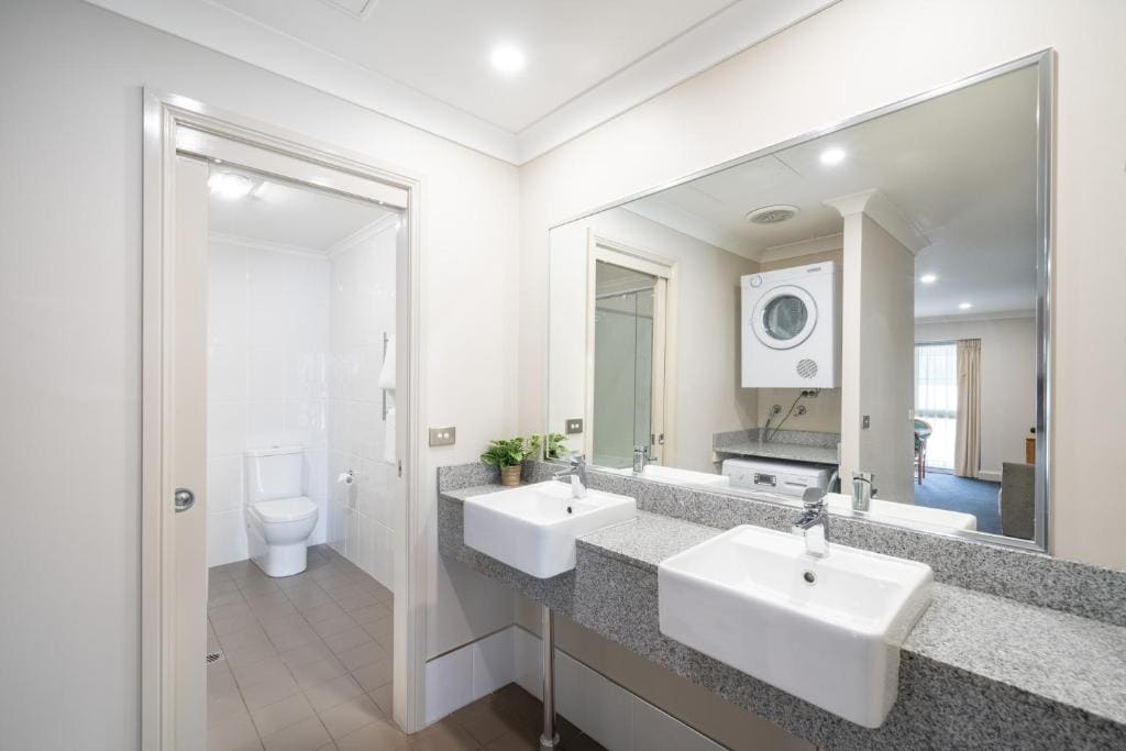 Executive One Bedroom Apartment with Spa room - Image 2