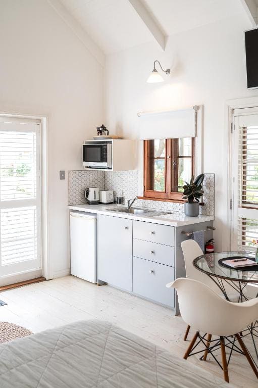 Mooloolaba Studio with Spa Bath room - Image 1