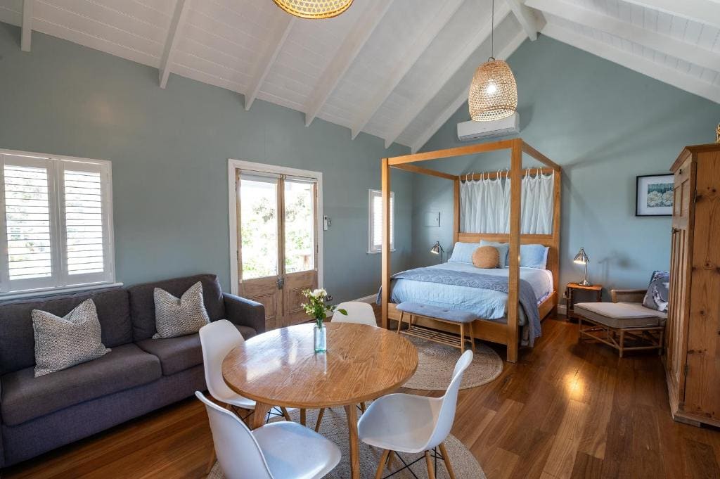 Sorrento Studio with Spa Bath room - Image 3