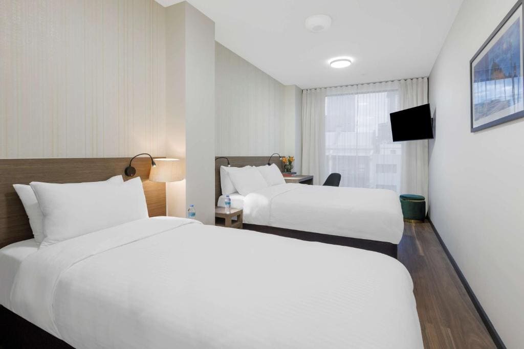 Executive Queen Room with One Queen Bed and One Single Bed - City View/Non-Smoking room - Image 1