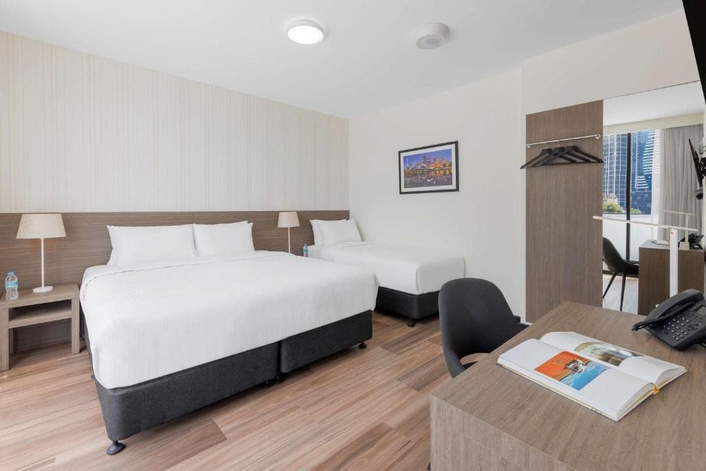 Executive King Room with One King Bed and One Single Bed - Non-Smoking room - Image 2