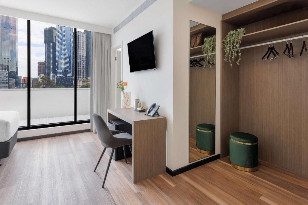 Executive King Room with One King Bed and Two Single Beds - City View/Non-Smoking room - Image 2