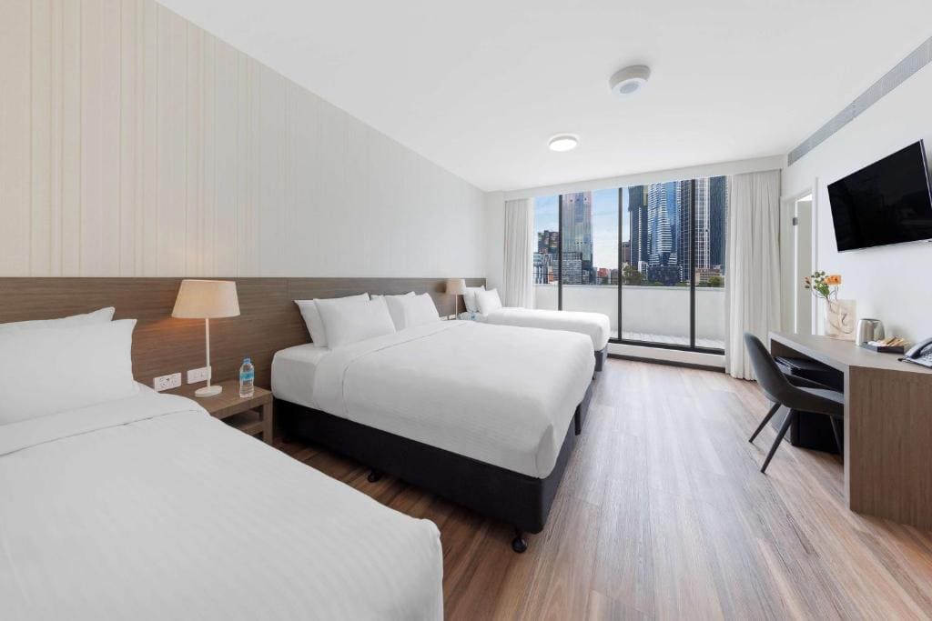 Executive King Room with One King Bed and Two Single Beds - City View/Non-Smoking room - Image 1