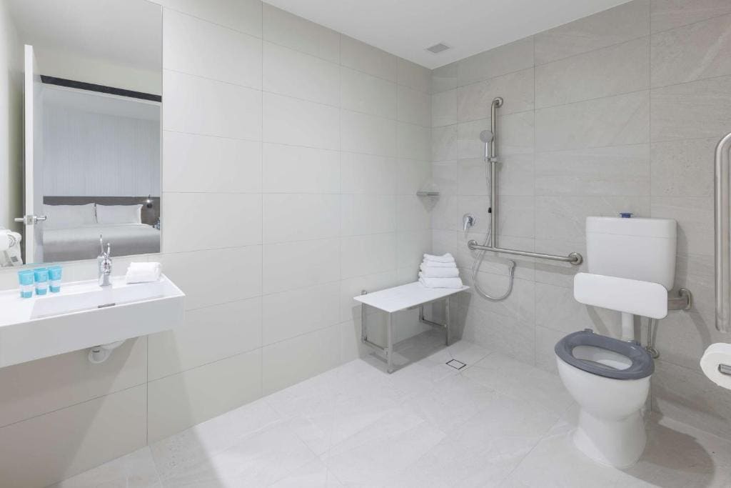 Queen Room with Roll-In Shower - Disability Access room - Image 2