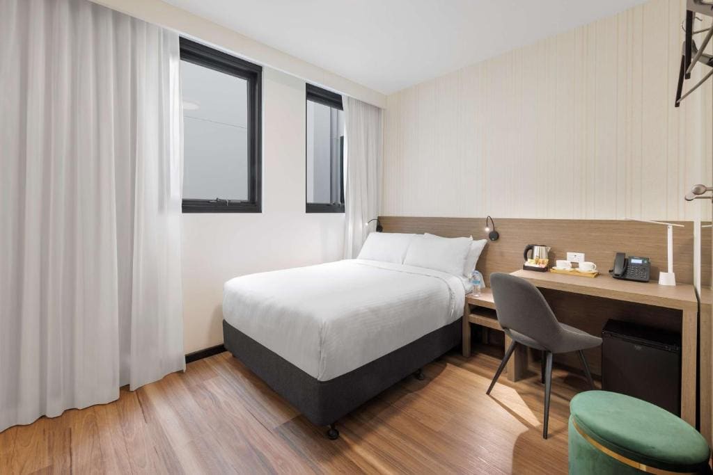 Double Room with Roll-in Shower - Disability Access/Non-Smoking room - Image 1