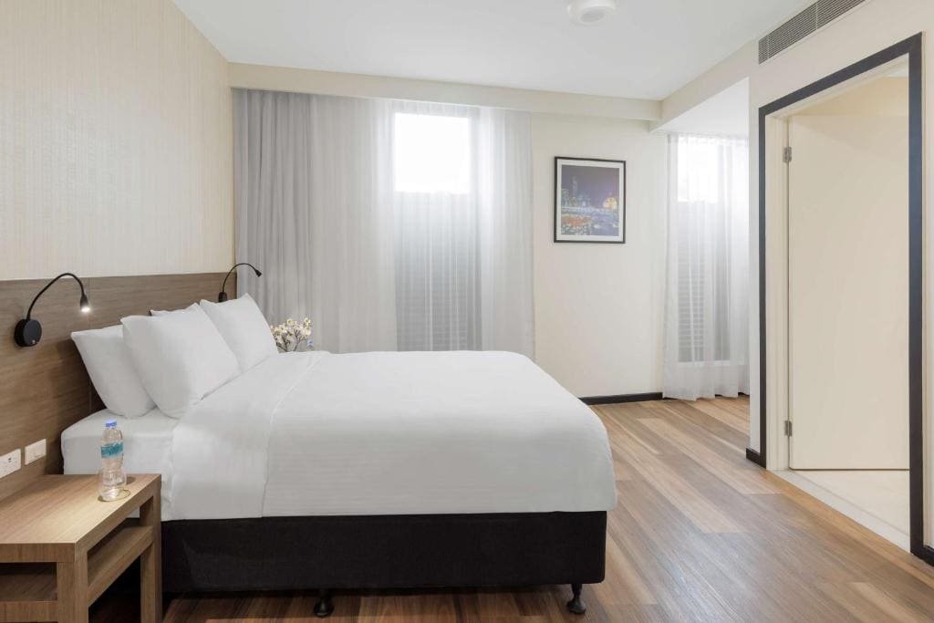 Queen Room with Roll-In Shower - Disability Access room - Image 1