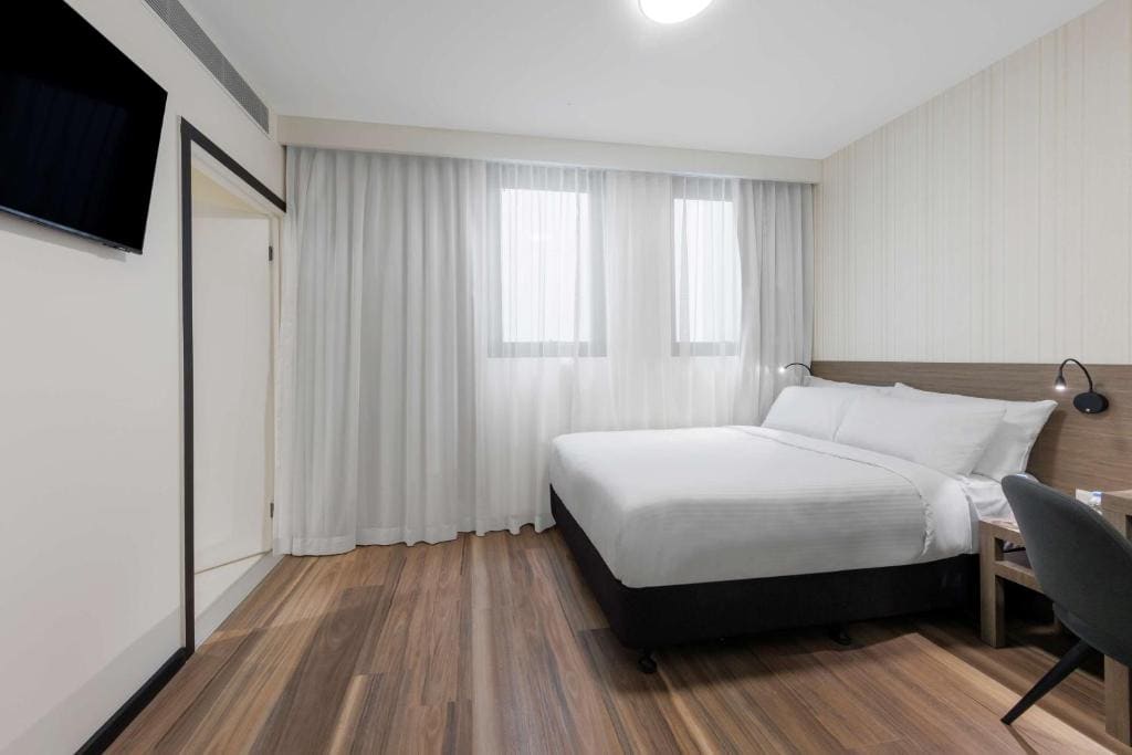 Double Room with Roll-in Shower - Disability Access/Non-Smoking room - Image 2