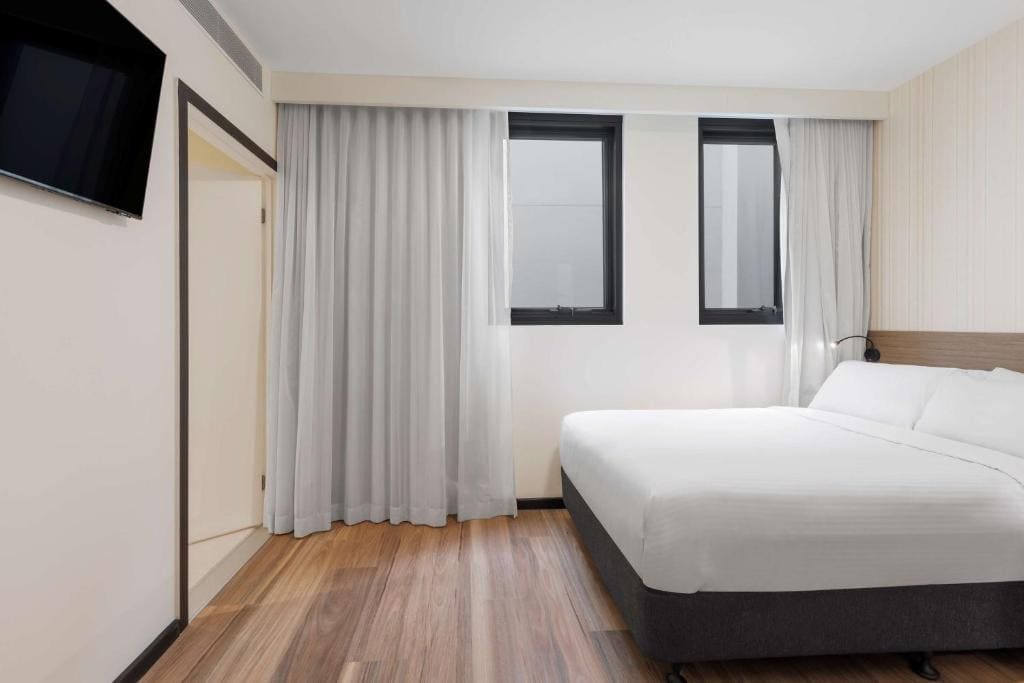 Double Room with Roll-in Shower - Disability Access/Non-Smoking room - Image 3