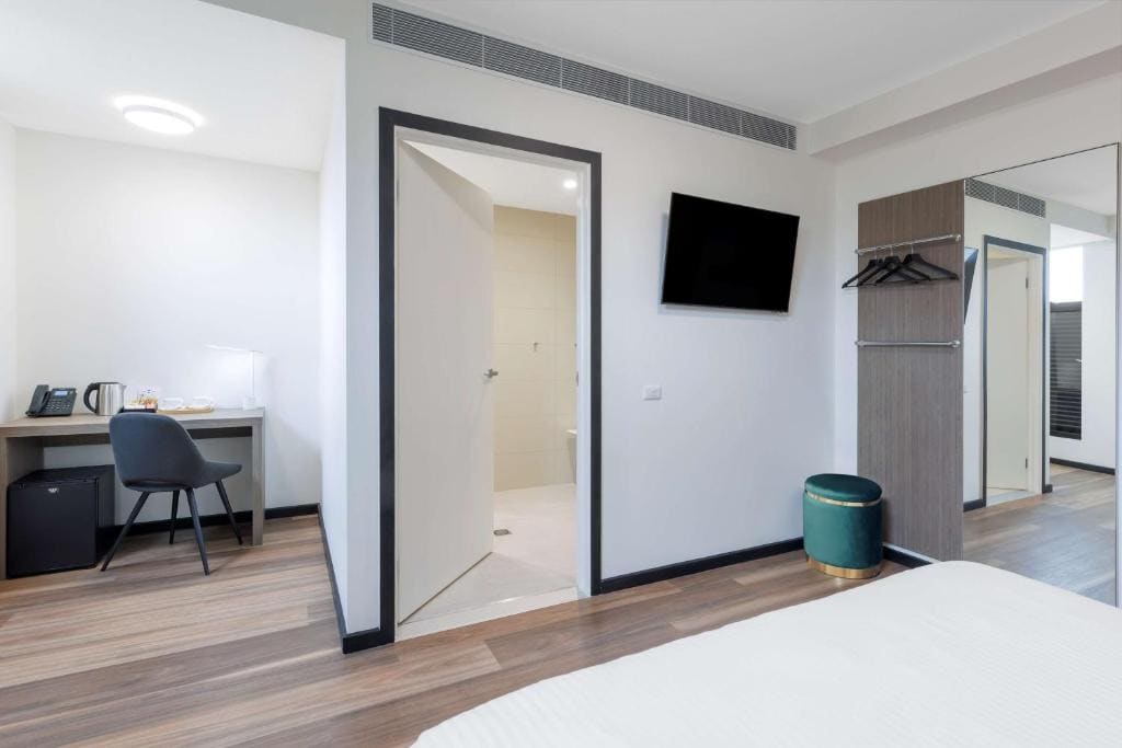 Queen Room with Roll-In Shower - Disability Access room - Image 3
