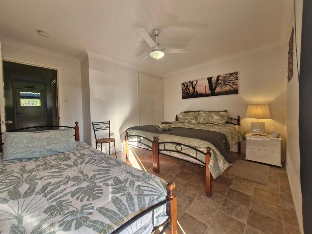 Family Room with Shared Bathroom room - Image 2