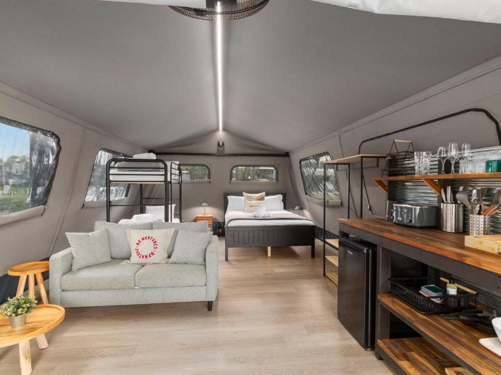 Deluxe Creekfront Safari Tent – No Ensuite room - Image 1