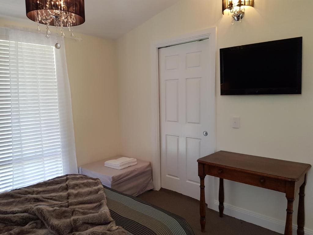 Deluxe Queen Suite room - Image 1