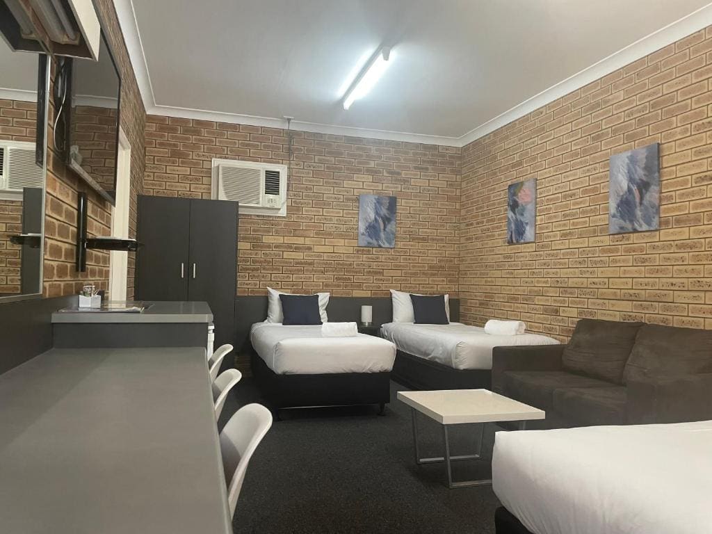 Family Room room - Image 1