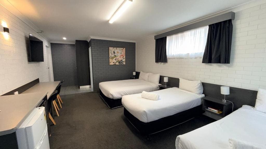 Family Room room - Image 3