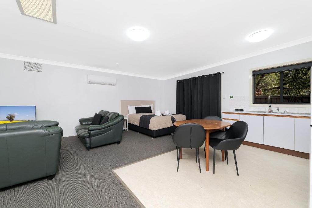 Superior Family Room room - Image 3