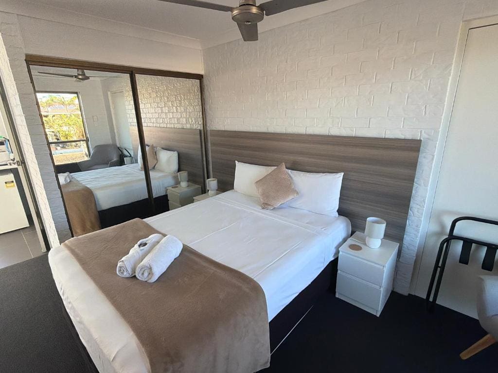 Double Room with Balcony and Sea View room - Image 2