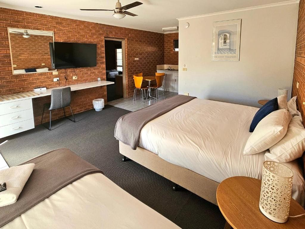 Deluxe Family Suite room - Image 2