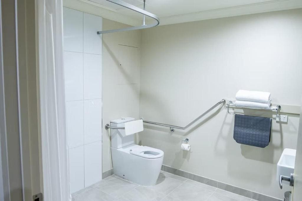 Queen Room with Two Queen Beds - Disability Access room - Image 3