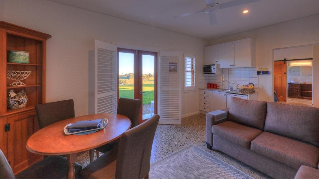 Deluxe King Suite room - Image 3
