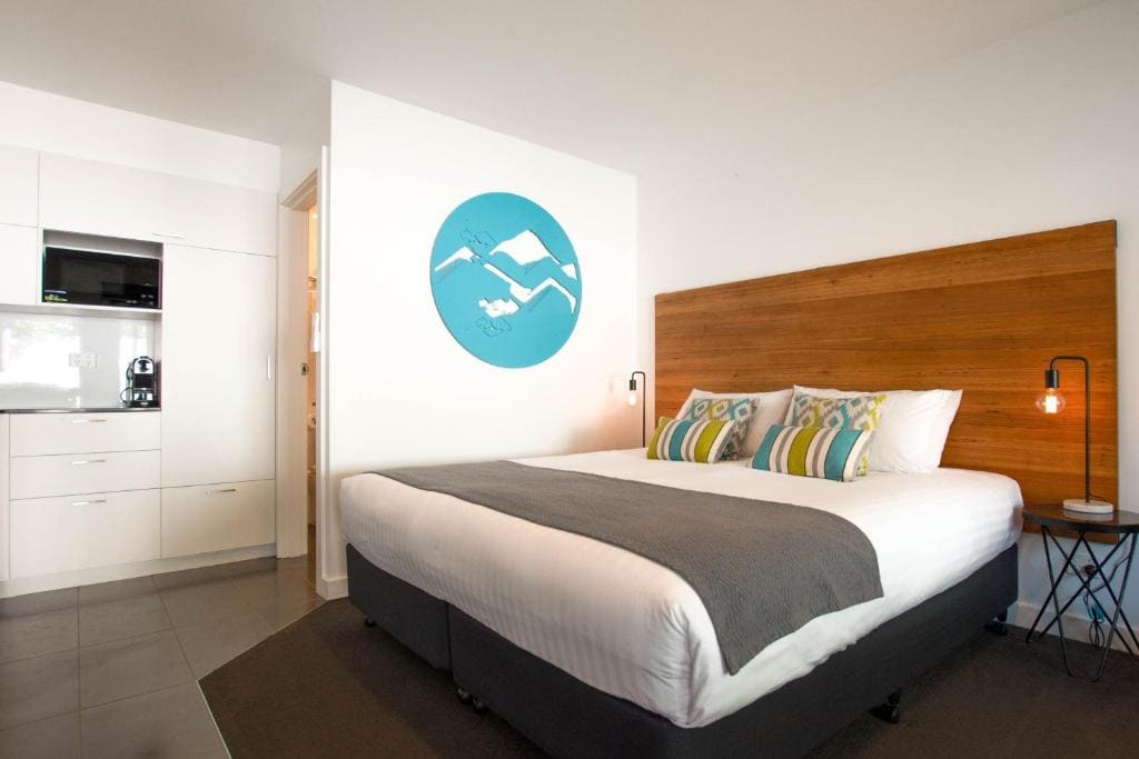 Deluxe King Suite with Outdoor Hot Tub - Adults Only room - Image 2