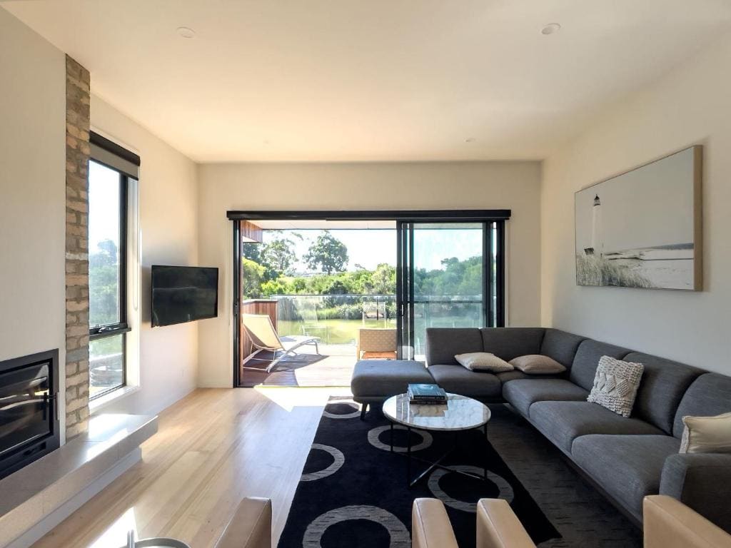 Apartment with Lake View room - Image 2