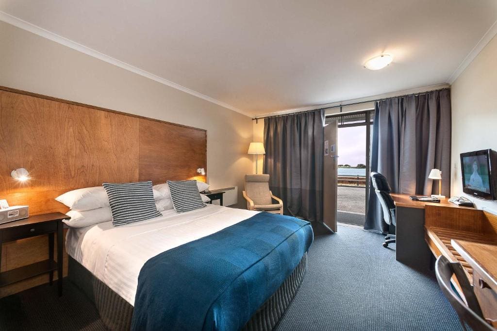 Deluxe King Room room - Image 3