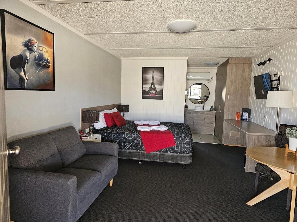 Deluxe Queen Room room - Image 3
