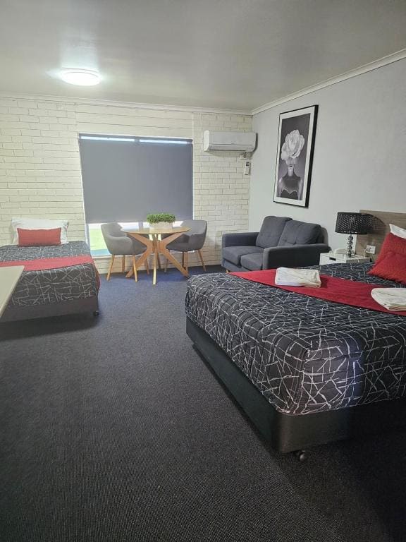 Family Room room - Image 2