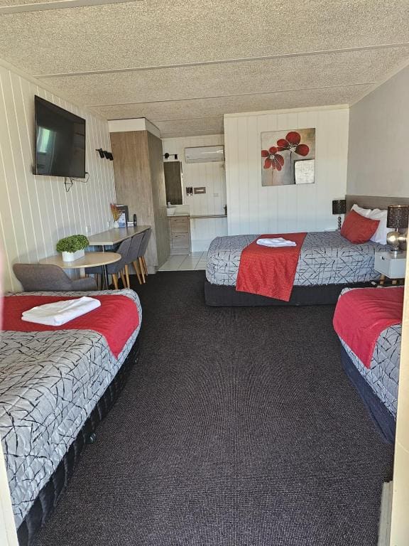 Family Room room - Image 3