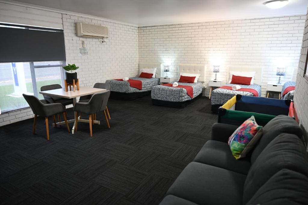 Family Room room - Image 3