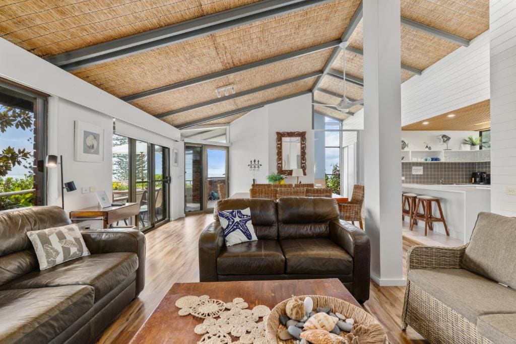 Executive Three Bedroom Apartment with Ocean View room - Image 1
