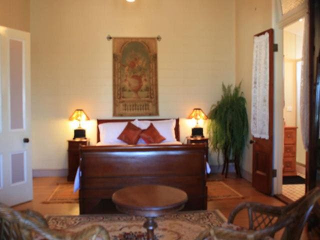 Gold - Queen Room room - Image 2