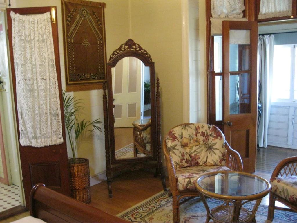 Gold - Queen Room room - Image 1