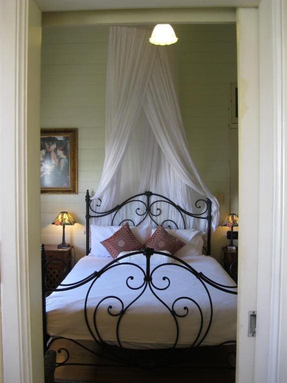 Ruby - Queen Room room - Image 2