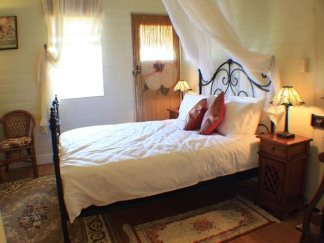 Ruby - Queen Room room - Image 1