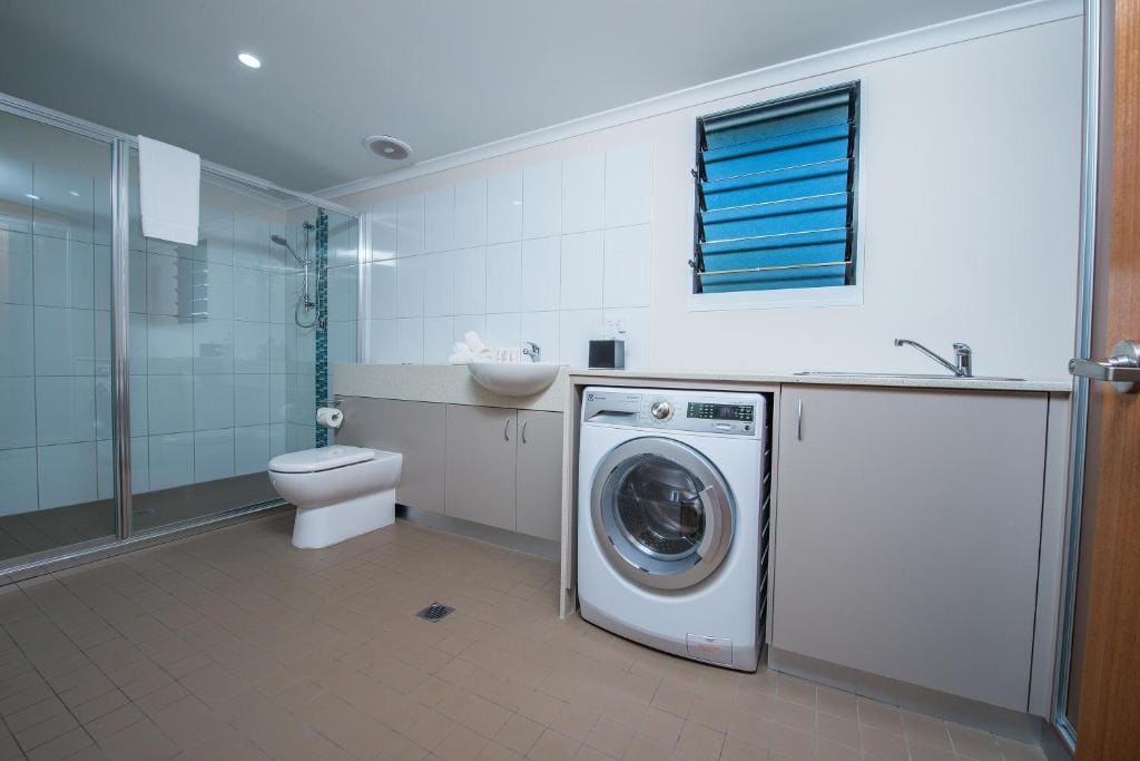 One-Bedroom Villa - Poolside room - Image 2