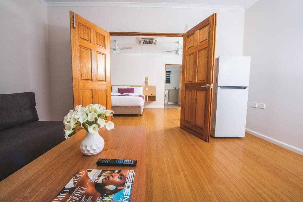 One-Bedroom Villa - Poolside room - Image 1
