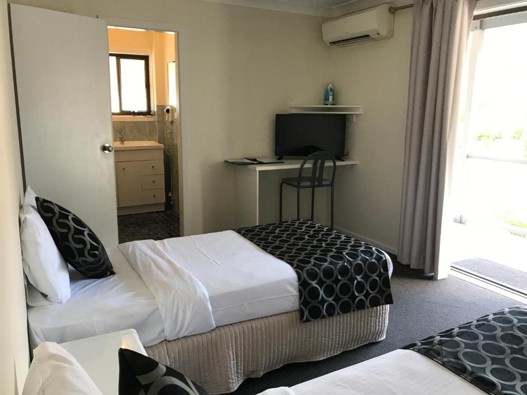 Deluxe Three-Bedroom Apartment room - Image 2